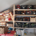 Stalaže našeg skladišta popunjenije namirnicama kupljenim od dobivenog novca kroz Projekat